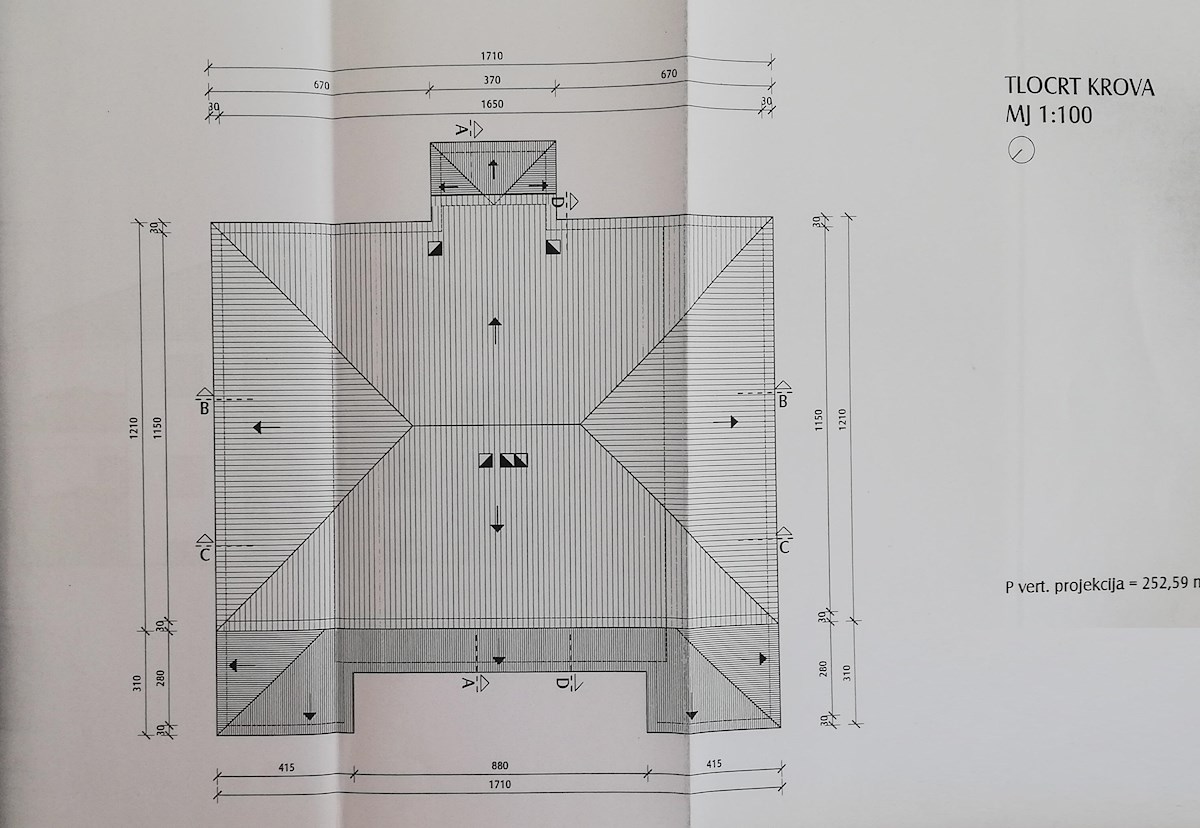 Casa con piscina e quattro unità abitative in zona tranquilla – vicino a Parenzo