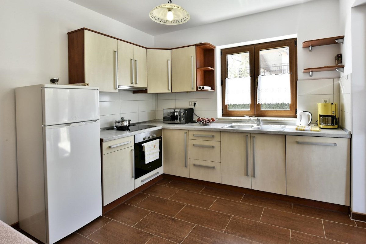 Casa con piscina e quattro unità abitative in zona tranquilla – vicino a Parenzo