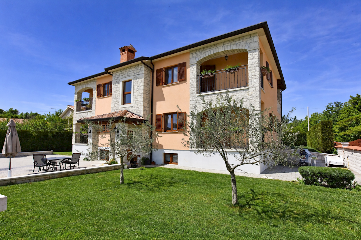 Casa con piscina e quattro unità abitative in zona tranquilla – vicino a Parenzo