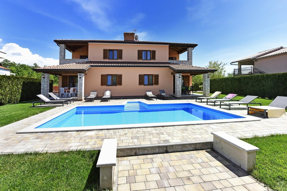 Casa con piscina e quattro unità abitative in zona tranquilla – vicino a Parenzo