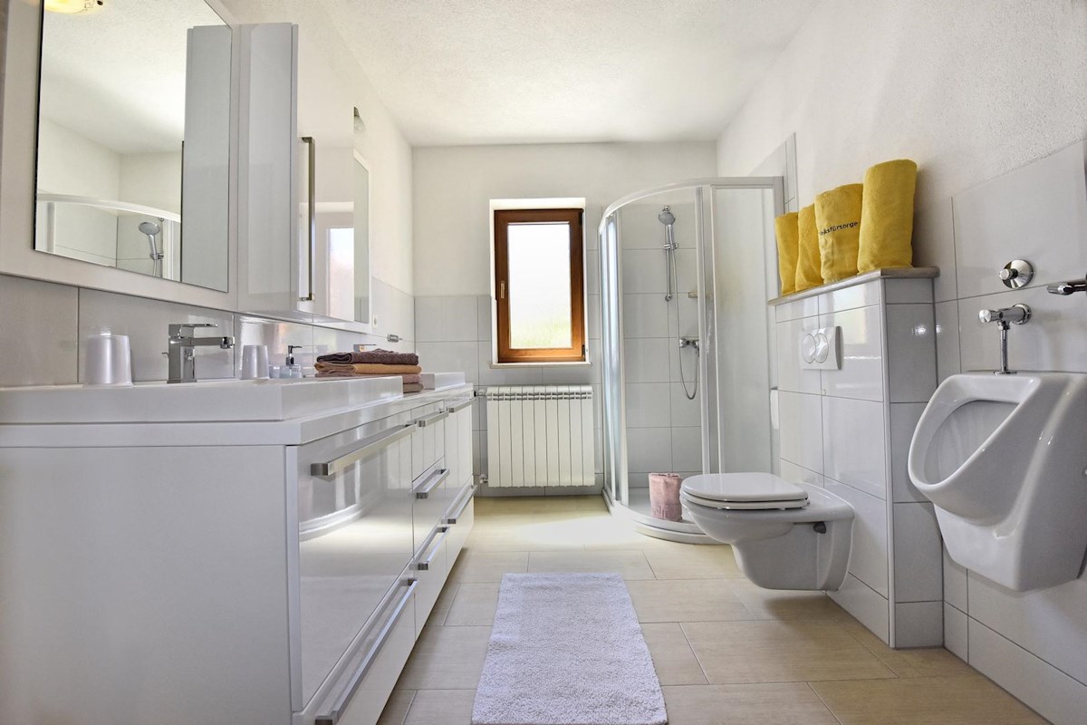 Casa con piscina e quattro unità abitative in zona tranquilla – vicino a Parenzo