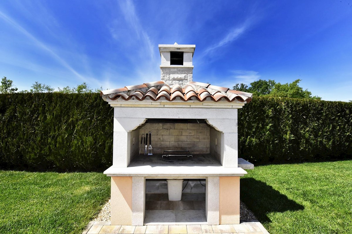 Casa con piscina e quattro unità abitative in zona tranquilla – vicino a Parenzo