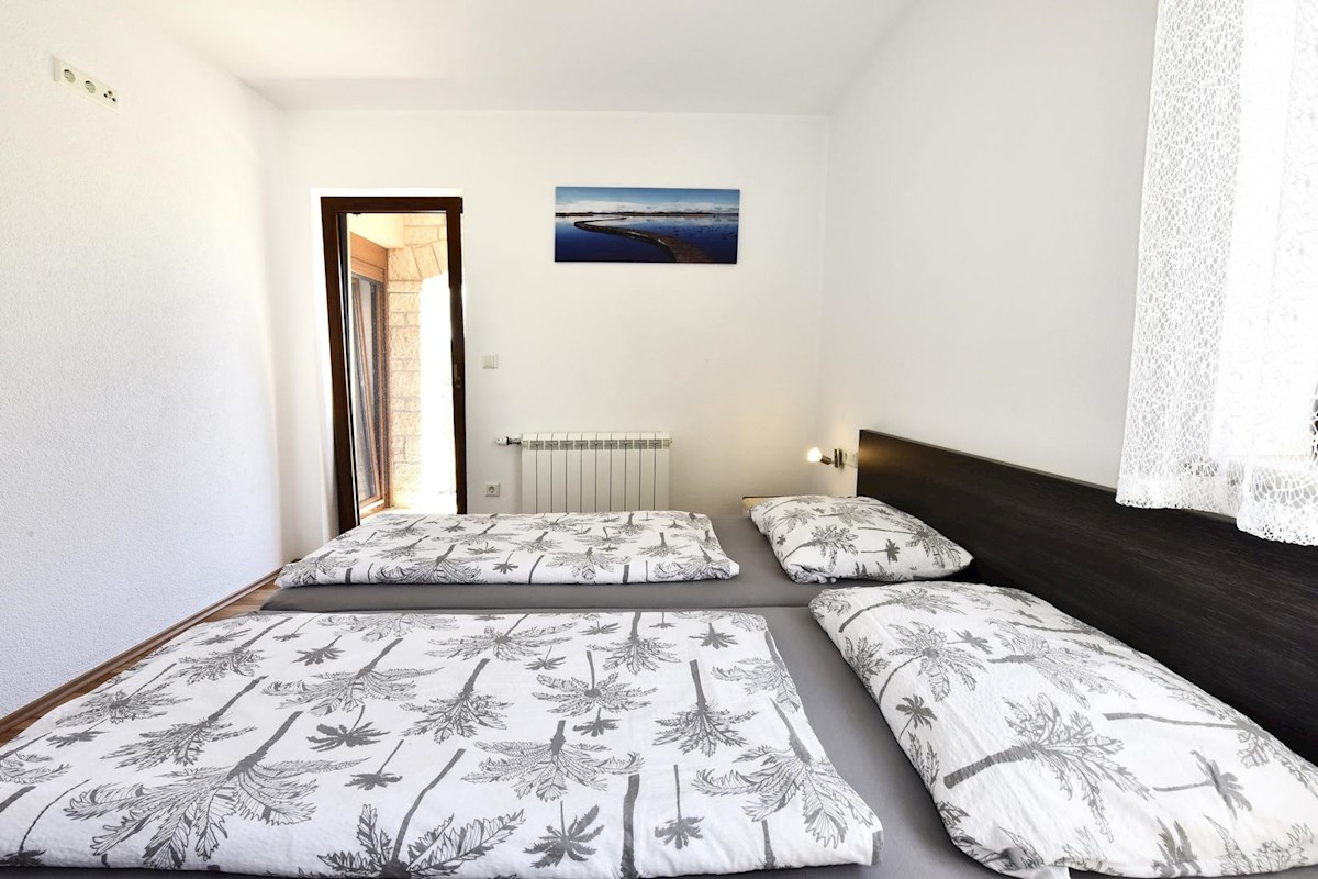 Casa con piscina e quattro unità abitative in zona tranquilla – vicino a Parenzo