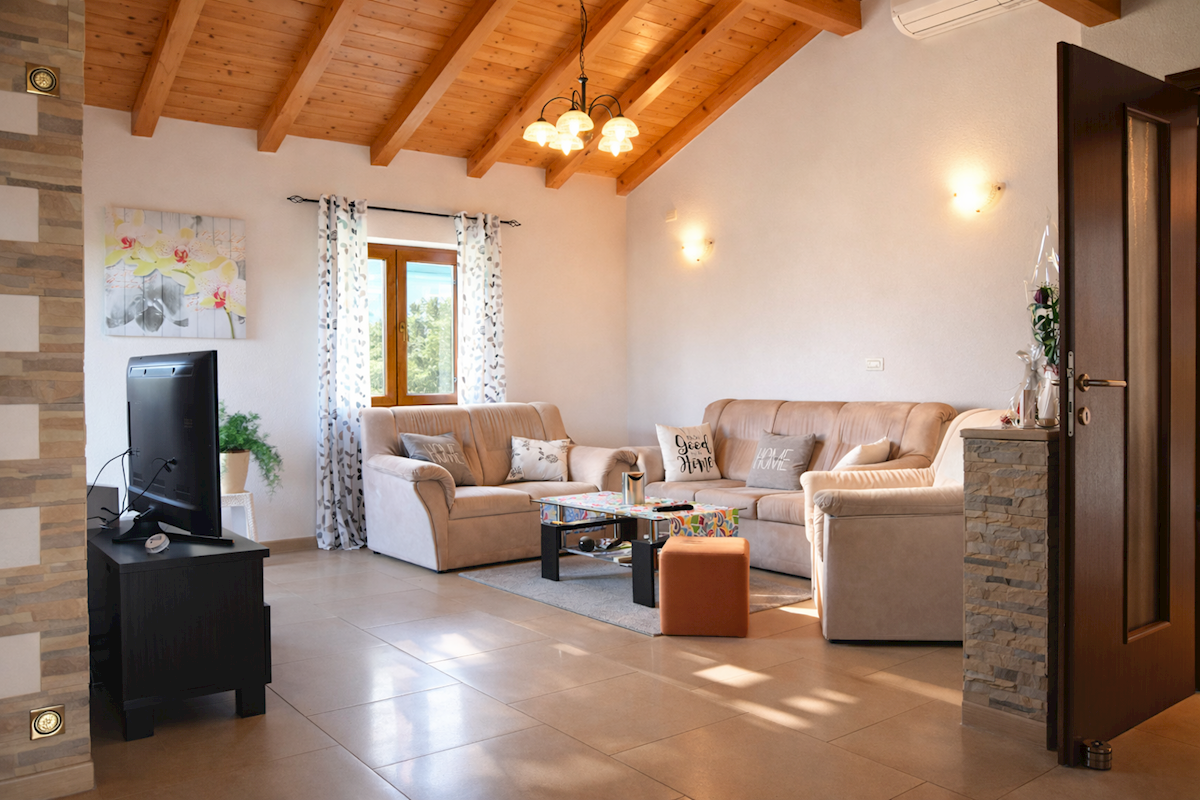 Casa con piscina e quattro unità abitative in zona tranquilla – vicino a Parenzo