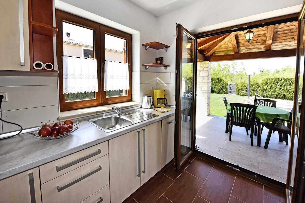 Casa con piscina e quattro unità abitative in zona tranquilla – vicino a Parenzo