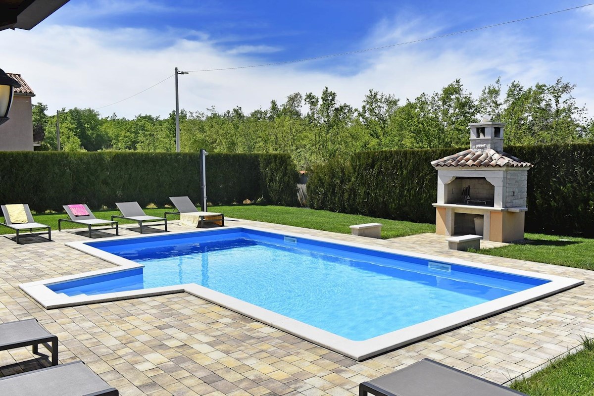 Casa con piscina e quattro unità abitative in zona tranquilla – vicino a Parenzo