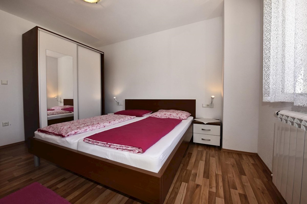 Casa con piscina e quattro unità abitative in zona tranquilla – vicino a Parenzo