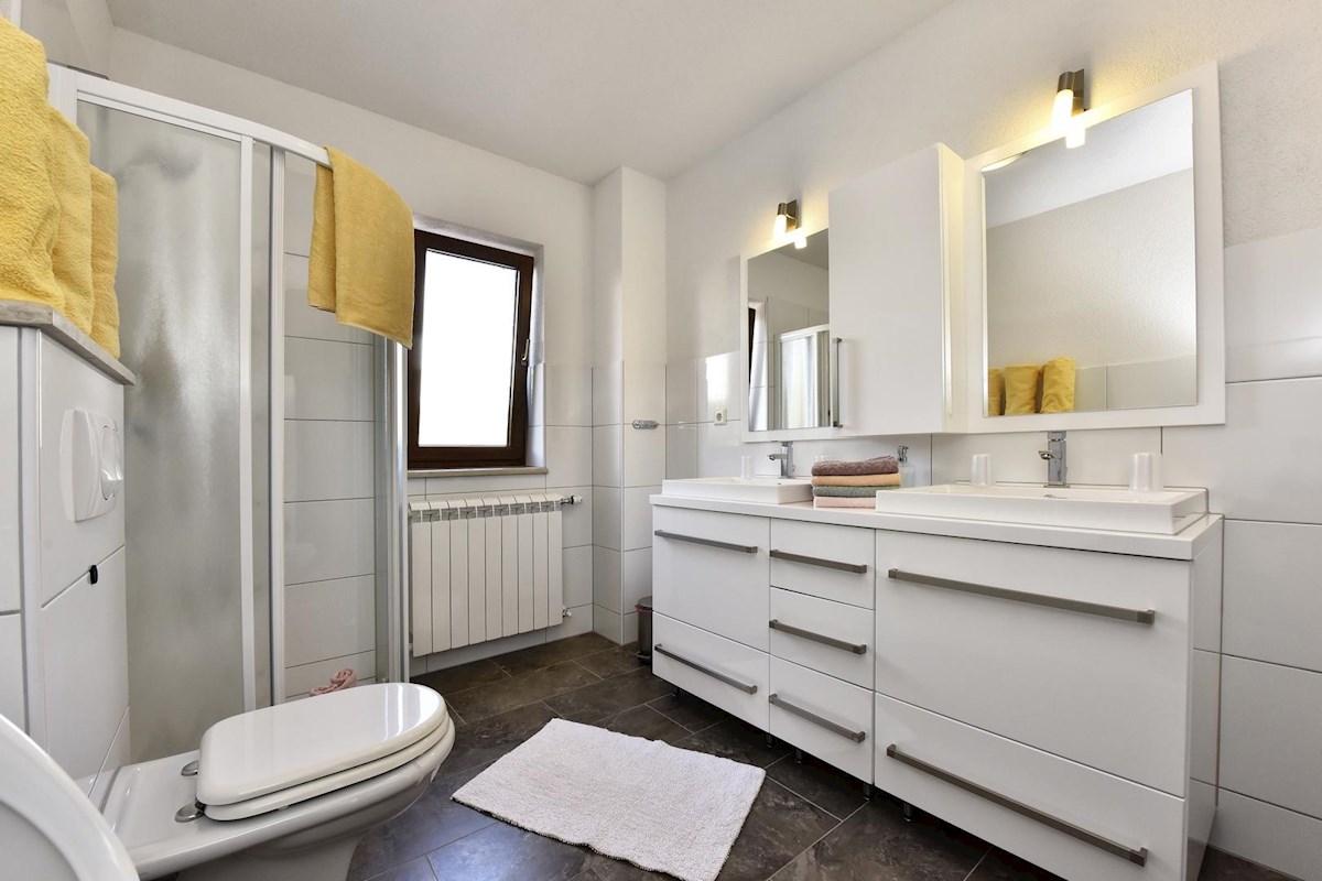 Casa con piscina e quattro unità abitative in zona tranquilla – vicino a Parenzo