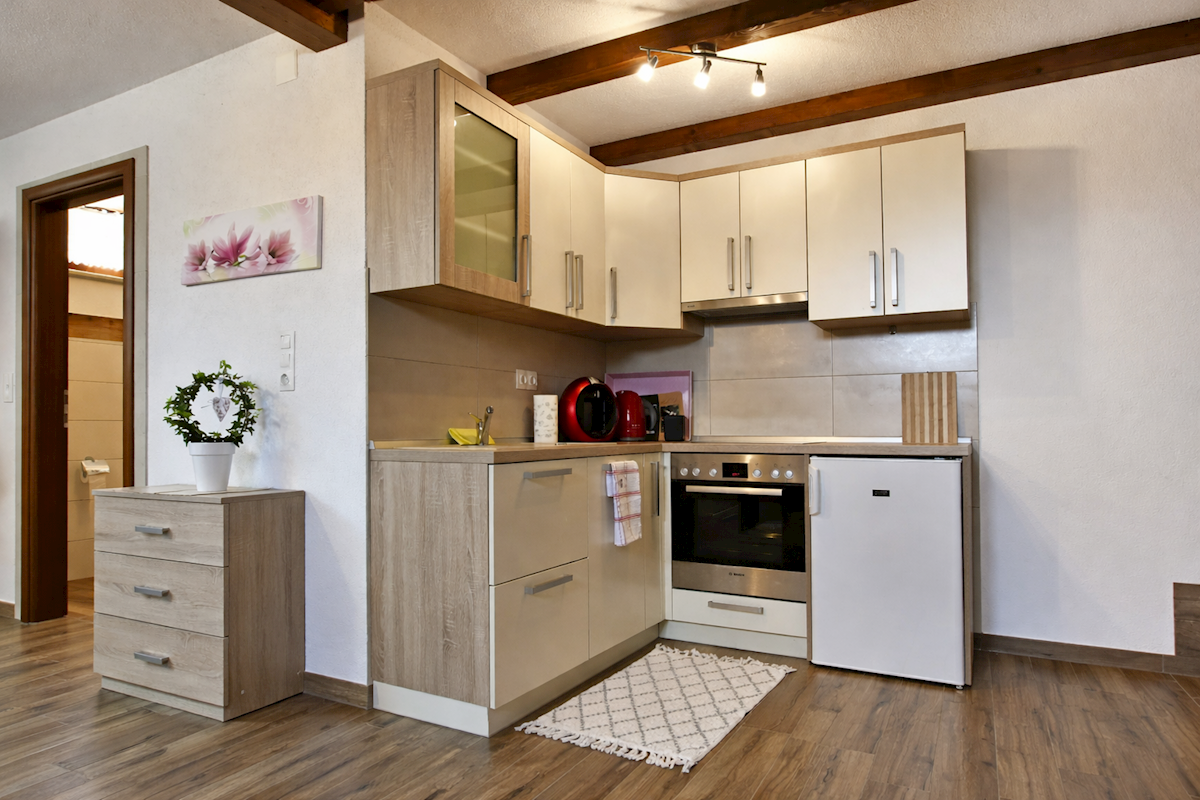 Casa con piscina e quattro unità abitative in zona tranquilla – vicino a Parenzo