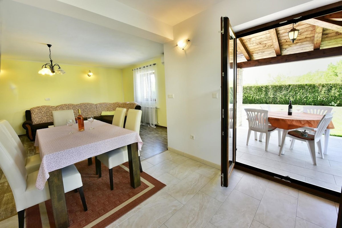 Casa con piscina e quattro unità abitative in zona tranquilla – vicino a Parenzo