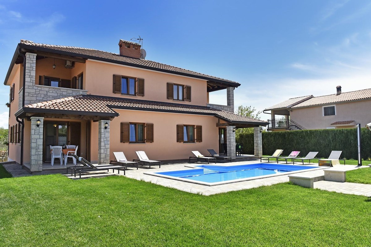 Casa con piscina e quattro unità abitative in zona tranquilla – vicino a Parenzo
