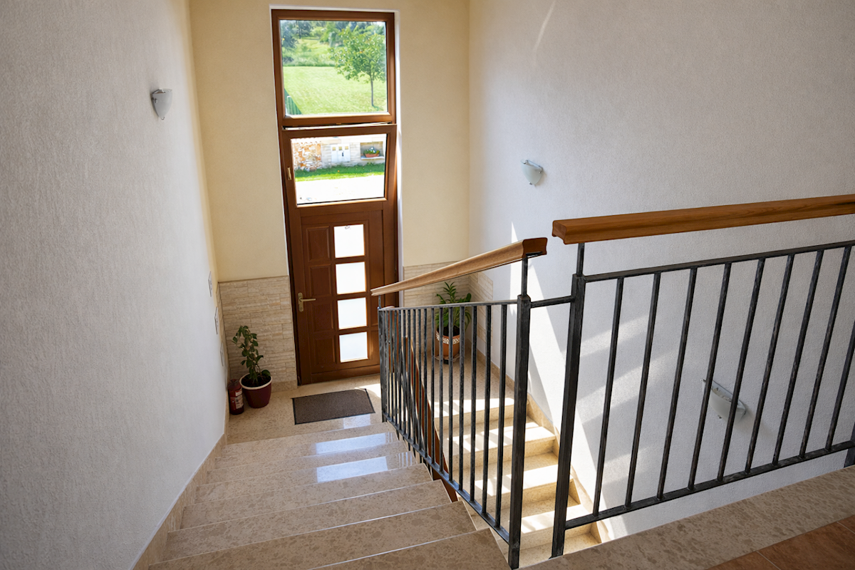 Casa con piscina e quattro unità abitative in zona tranquilla – vicino a Parenzo