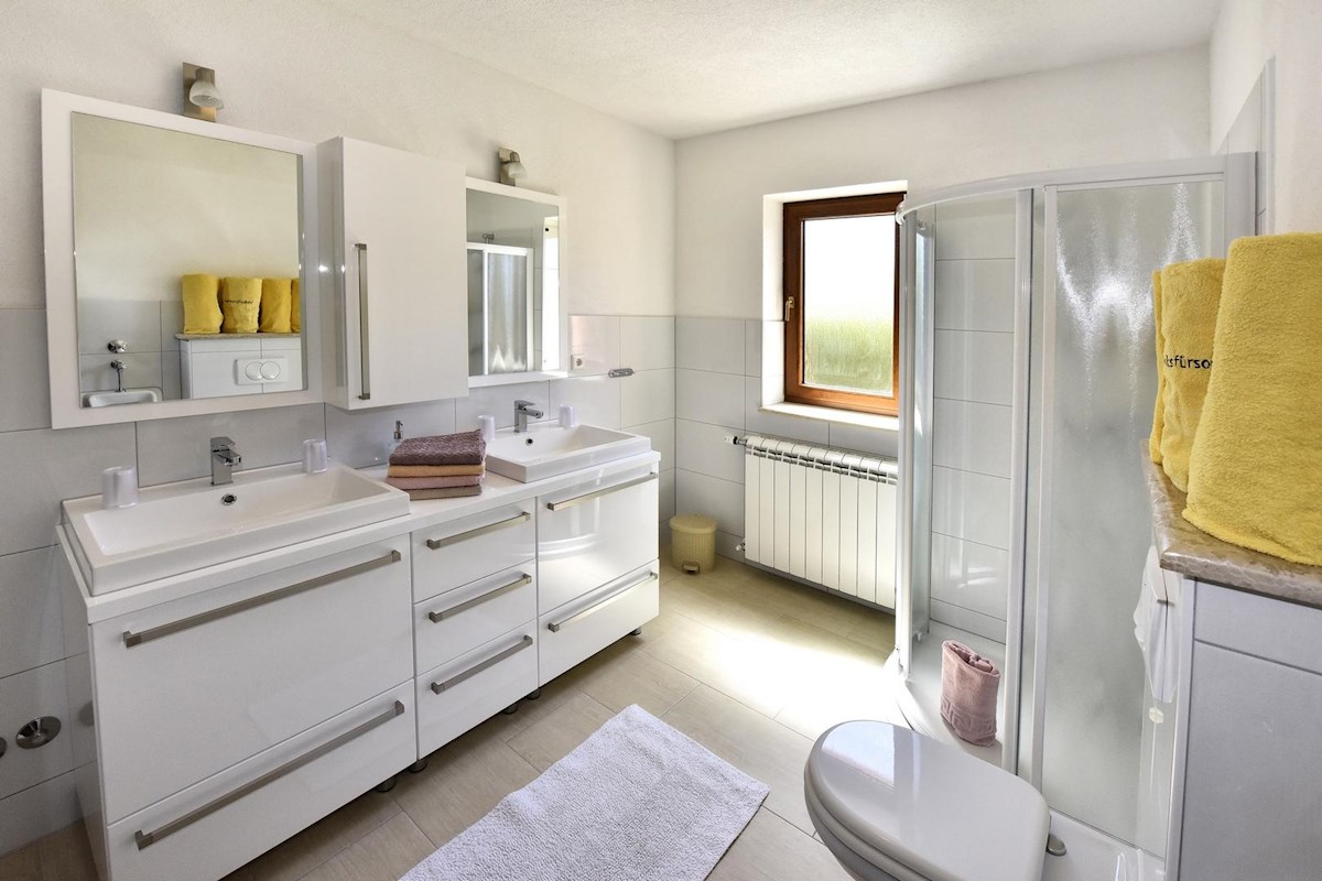 Casa con piscina e quattro unità abitative in zona tranquilla – vicino a Parenzo