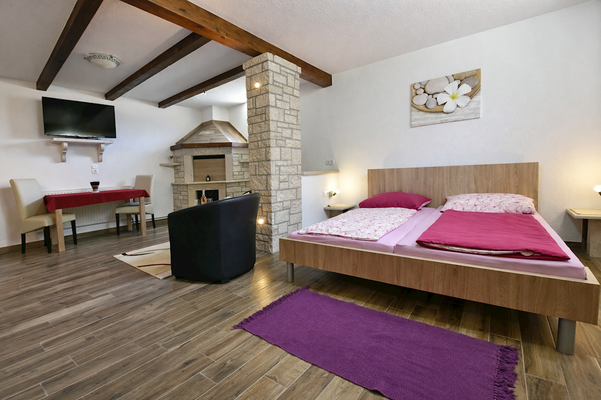 Casa con piscina e quattro unità abitative in zona tranquilla – vicino a Parenzo