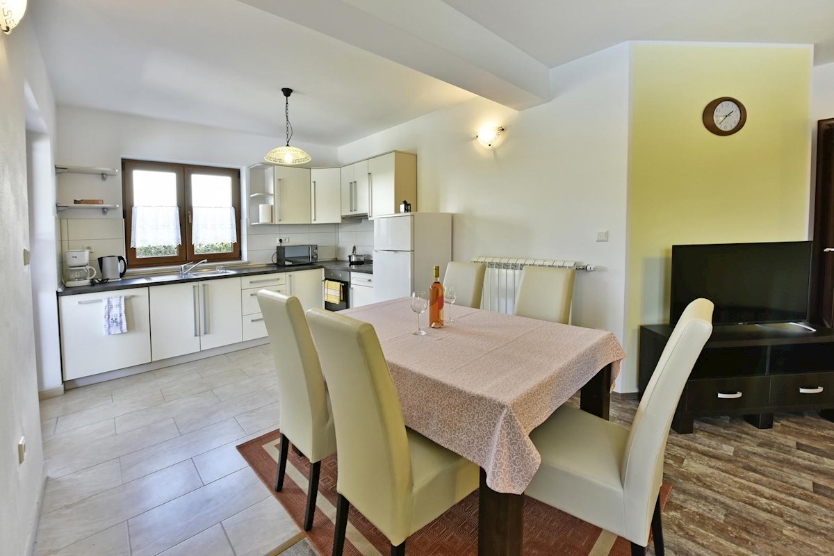 Casa con piscina e quattro unità abitative in zona tranquilla – vicino a Parenzo