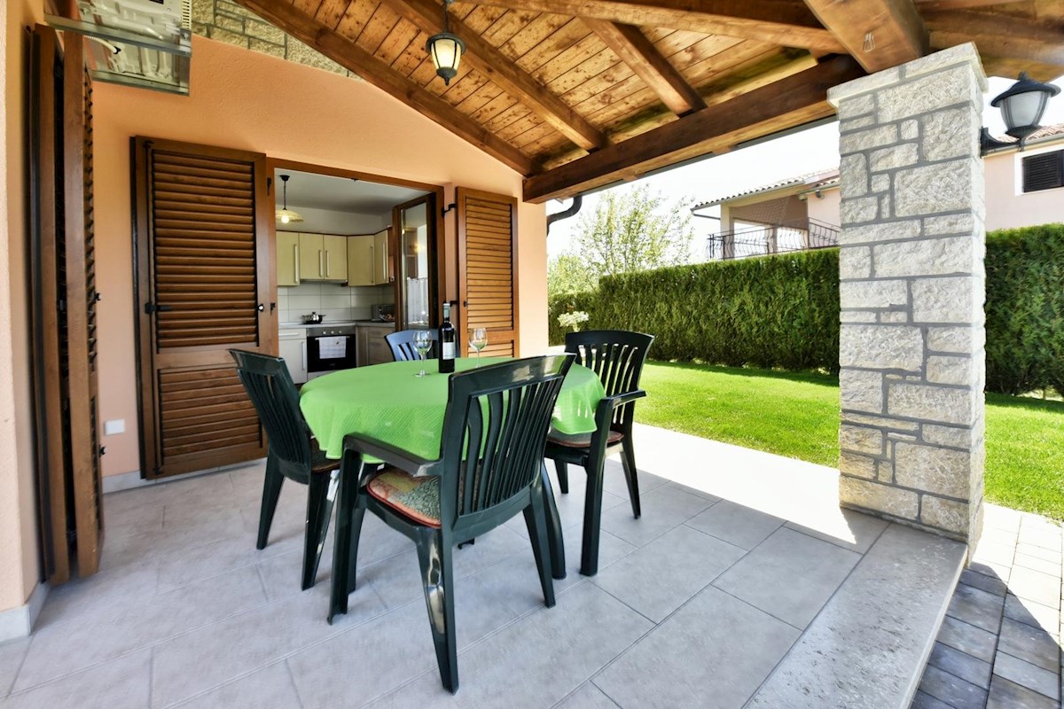 Casa con piscina e quattro unità abitative in zona tranquilla – vicino a Parenzo