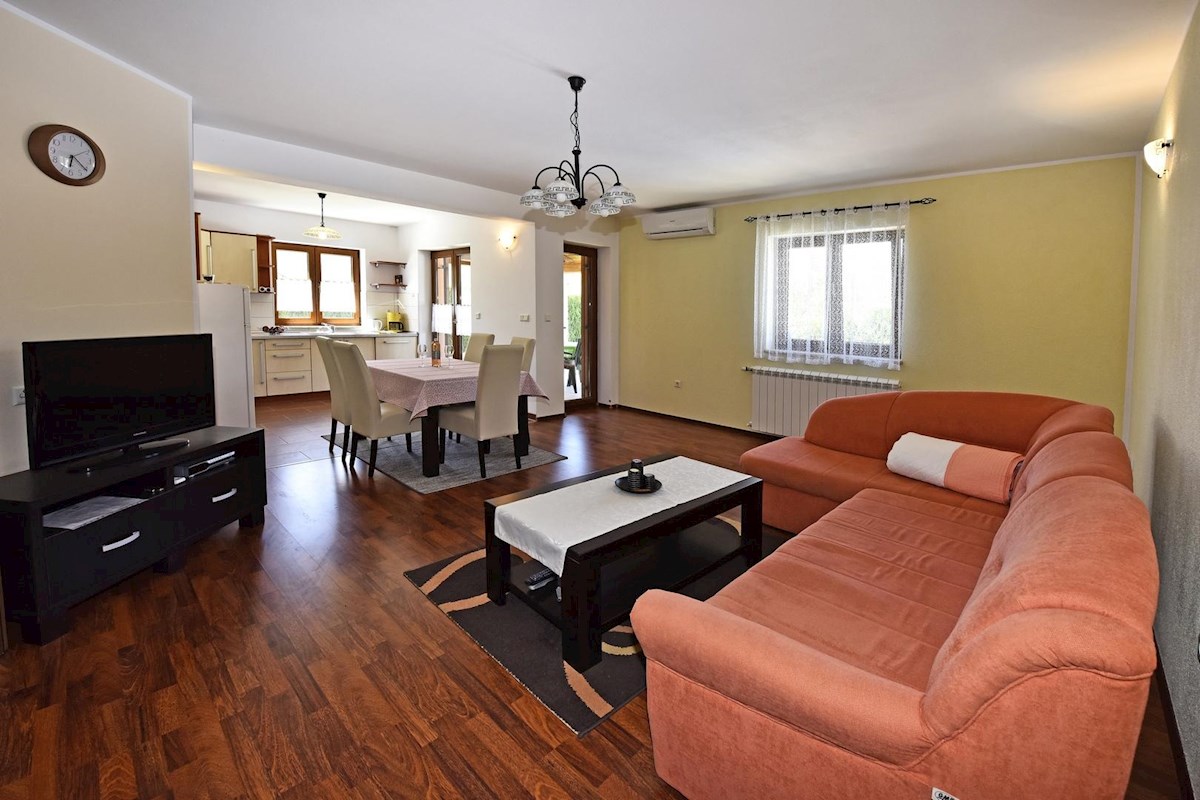 Casa con piscina e quattro unità abitative in zona tranquilla – vicino a Parenzo