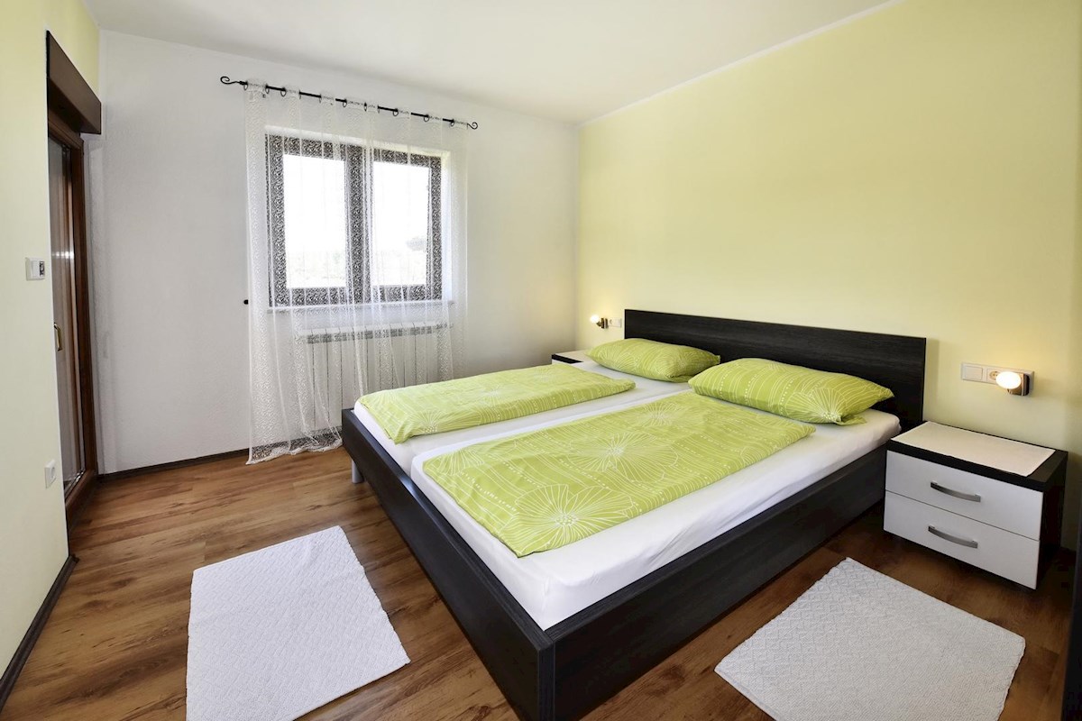 Casa con piscina e quattro unità abitative in zona tranquilla – vicino a Parenzo