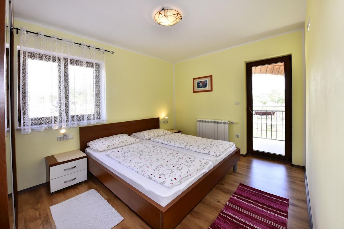 Casa con piscina e quattro unità abitative in zona tranquilla – vicino a Parenzo