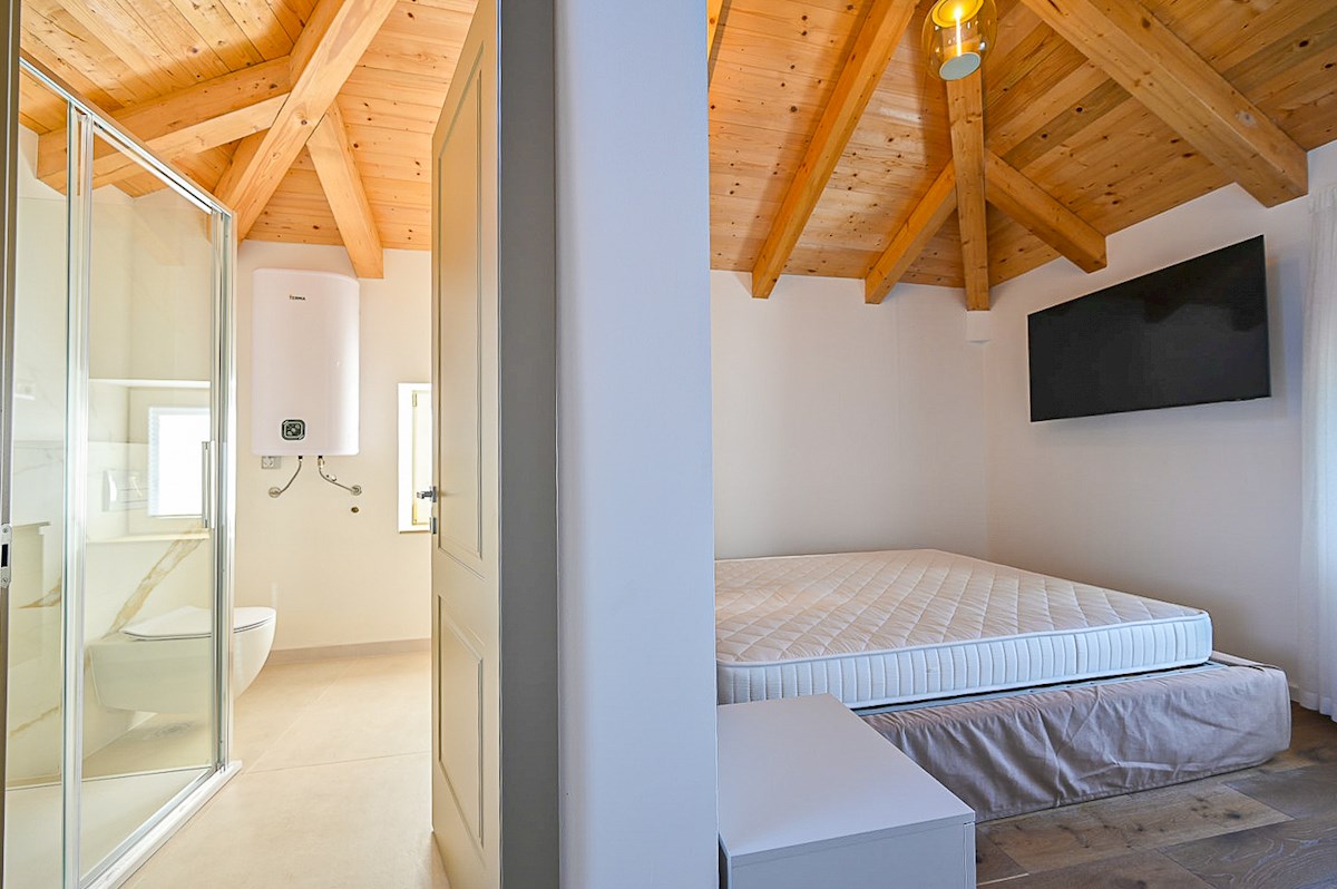 Affascinante casa in pietra ristrutturata con vista mare vicino a Cittanova