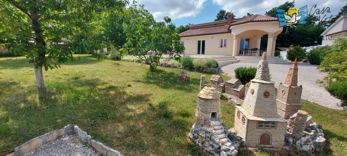 Casa familiare con ampio giardino e piscina in Istria