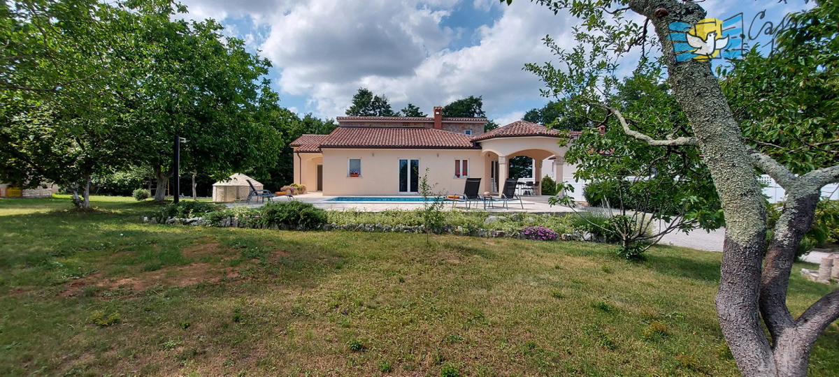 Casa familiare con ampio giardino e piscina in Istria