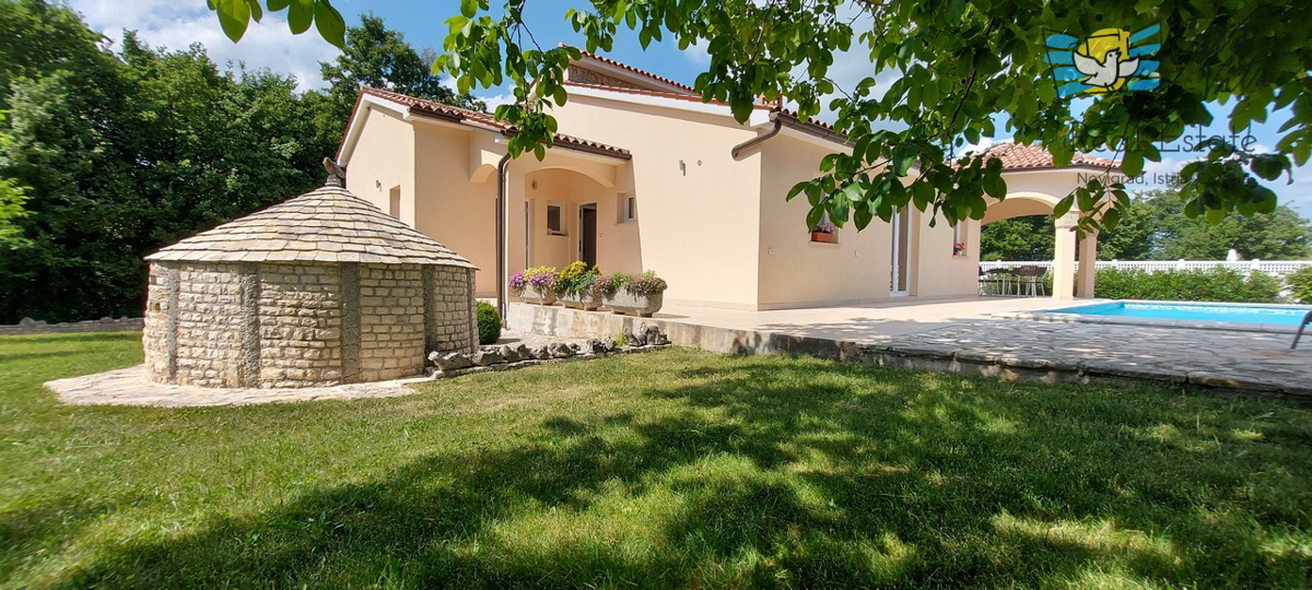 Casa familiare con ampio giardino e piscina in Istria