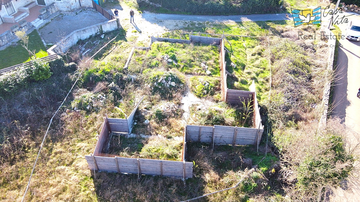 Terreno edificabile per una casa con piscina