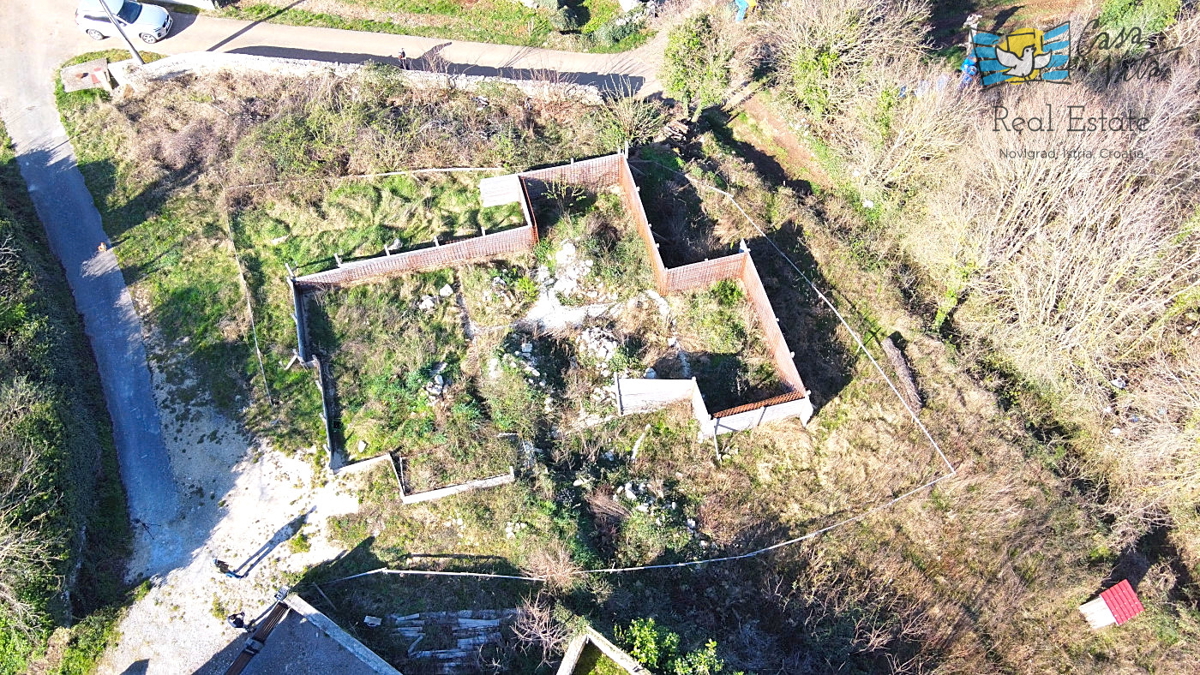 Terreno edificabile per una casa con piscina