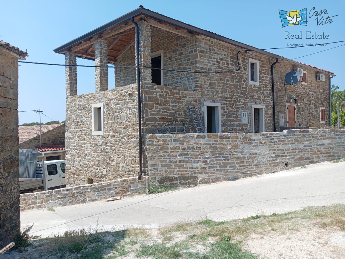 Casa in pietra con vista sul mare
