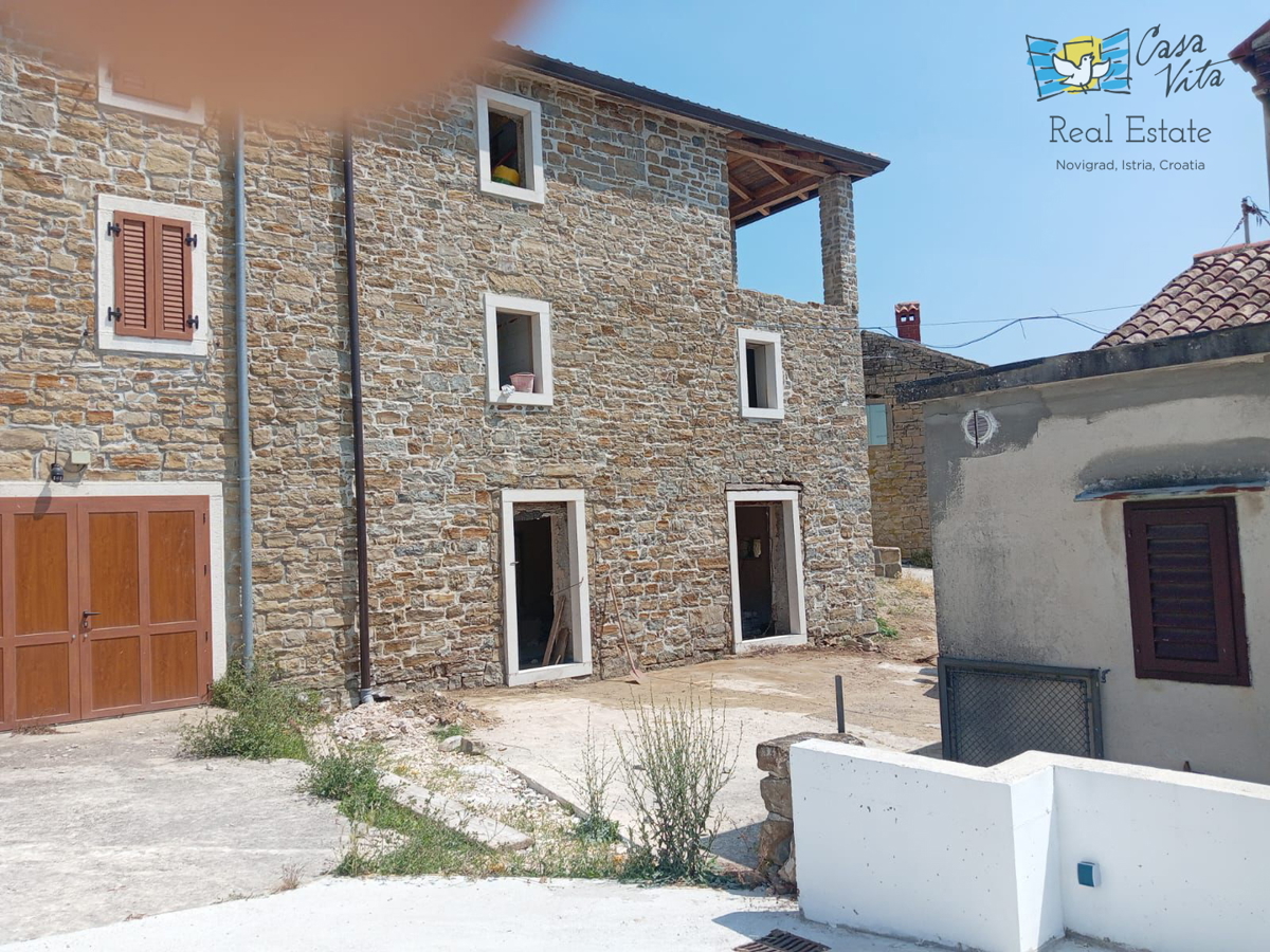 Casa in pietra con vista sul mare