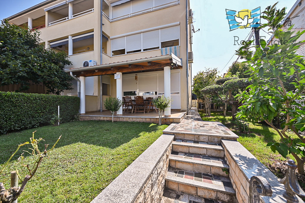 ISTRA, NOVIGRAD - Appartamento al piano terra con due camere da letto!