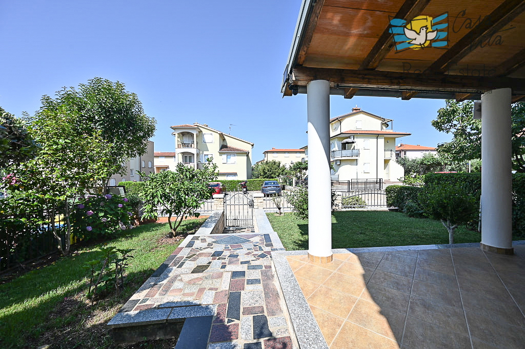 ISTRA, NOVIGRAD - Appartamento al piano terra con due camere da letto!