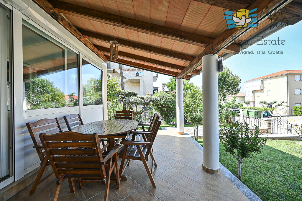 ISTRA, NOVIGRAD - Appartamento al piano terra con due camere da letto!