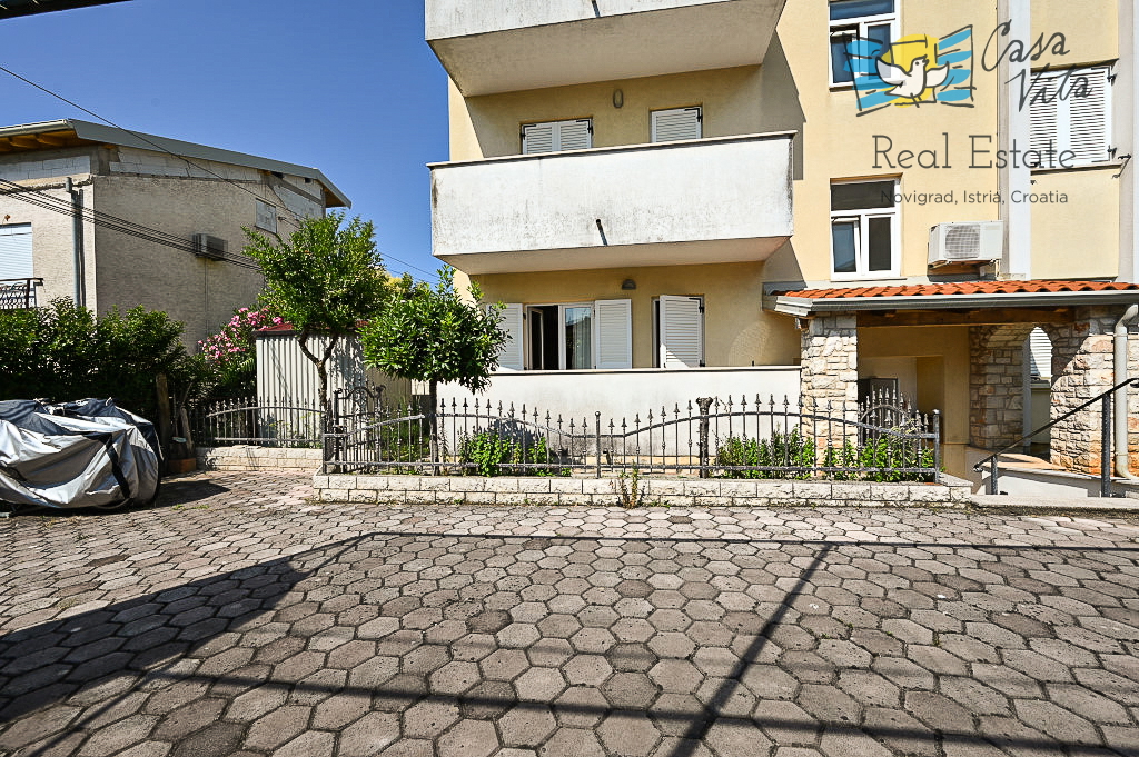 ISTRA, NOVIGRAD - Appartamento al piano terra con due camere da letto!