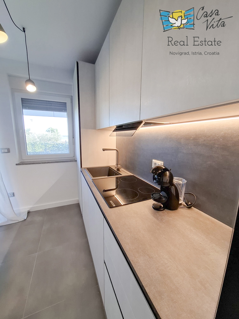 ISTRA, NOVIGRAD - Appartamento al piano terra di un edificio residenziale a 50 m dal mare!