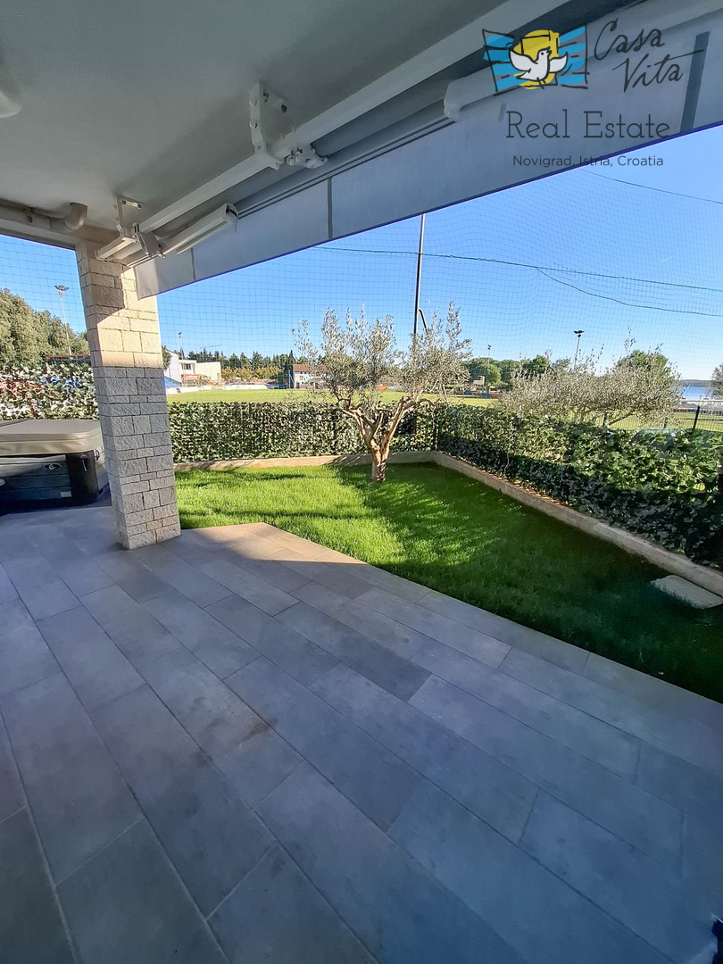 ISTRA, NOVIGRAD - Appartamento al piano terra di un edificio residenziale a 50 m dal mare!