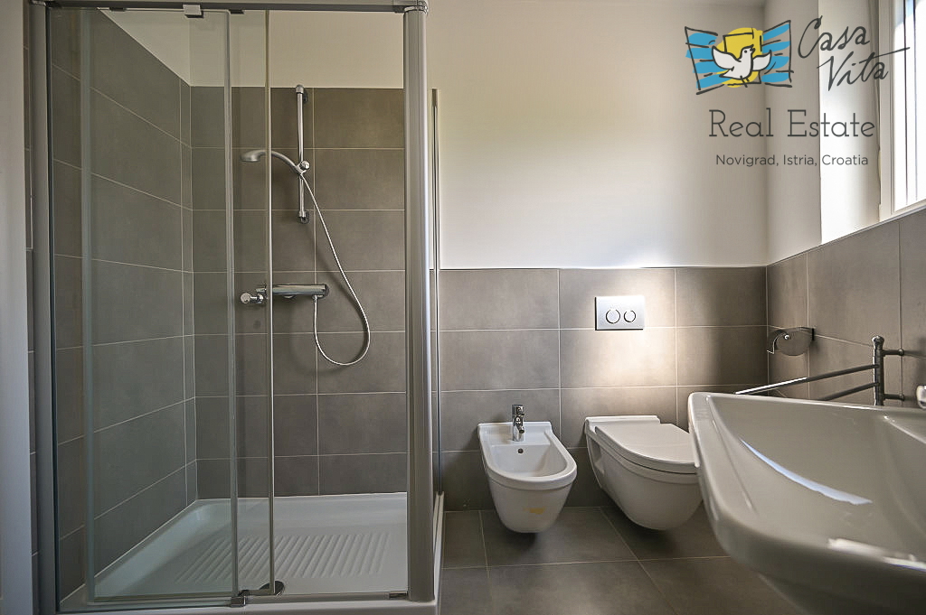 ISTRA, NOVIGRAD - Appartamento al piano terra di un edificio residenziale a 50 m dal mare!