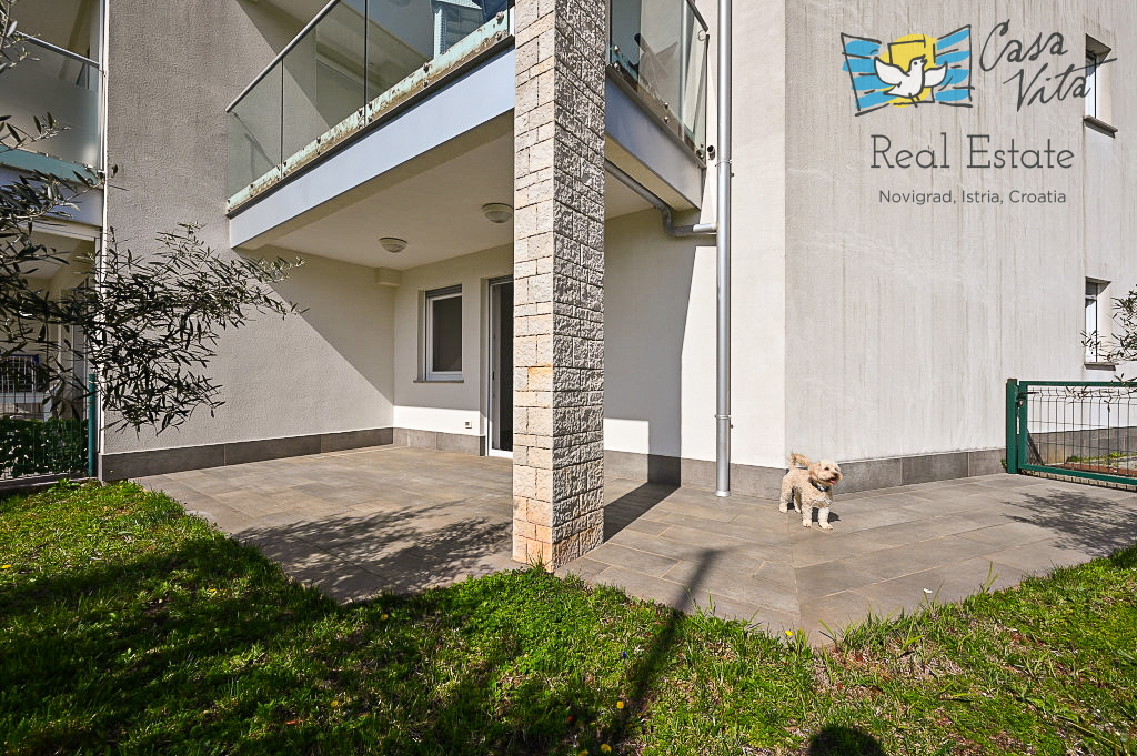 ISTRA, NOVIGRAD - Appartamento al piano terra di un edificio residenziale a 50 m dal mare!