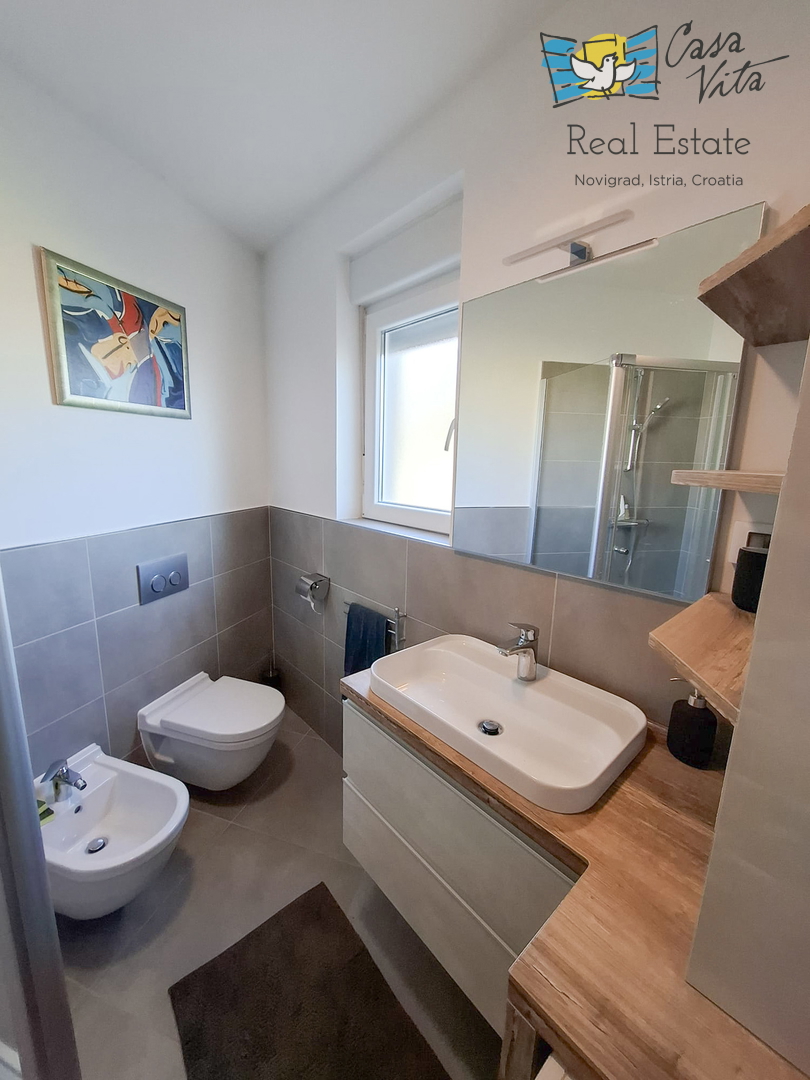 ISTRA, NOVIGRAD - Appartamento al piano terra di un edificio residenziale a 50 m dal mare!