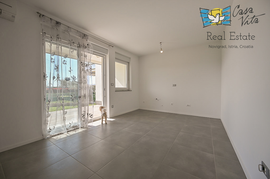 ISTRA, NOVIGRAD - Appartamento al piano terra di un edificio residenziale a 50 m dal mare!
