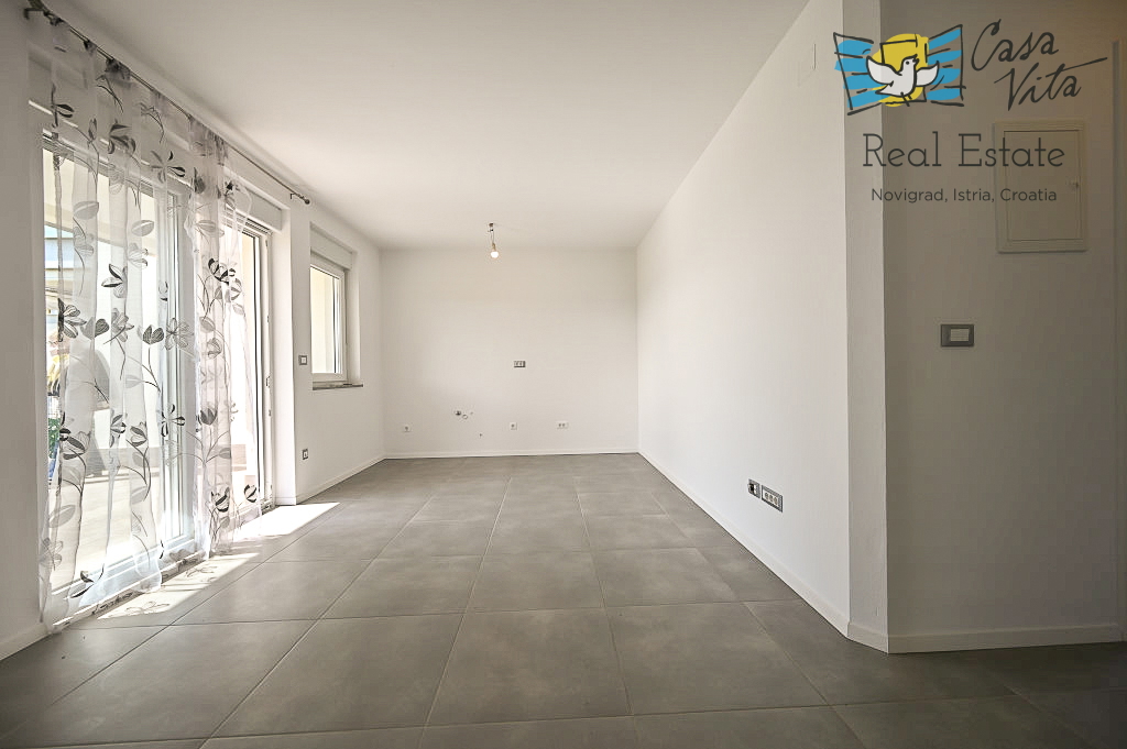 ISTRA, NOVIGRAD - Appartamento al piano terra di un edificio residenziale a 50 m dal mare!