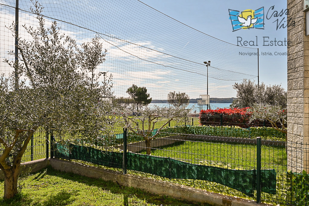 ISTRA, NOVIGRAD - Appartamento al piano terra di un edificio residenziale a 50 m dal mare!