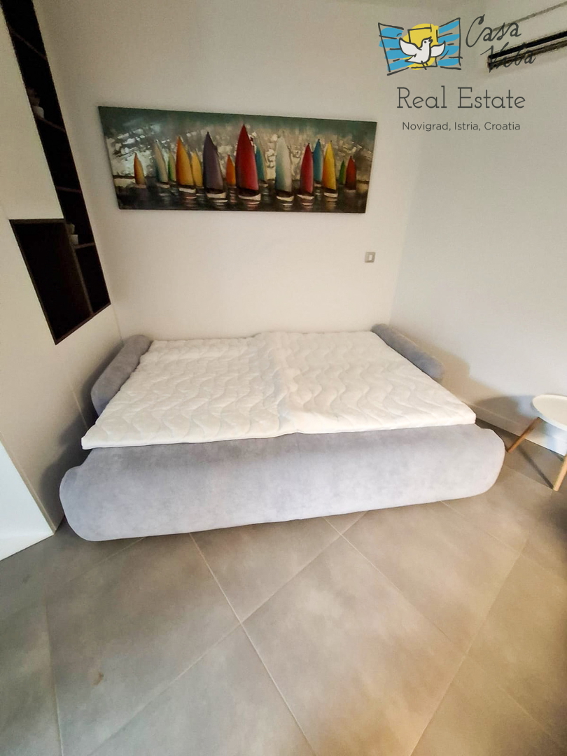 ISTRA, NOVIGRAD - Appartamento al piano terra di un edificio residenziale a 50 m dal mare!