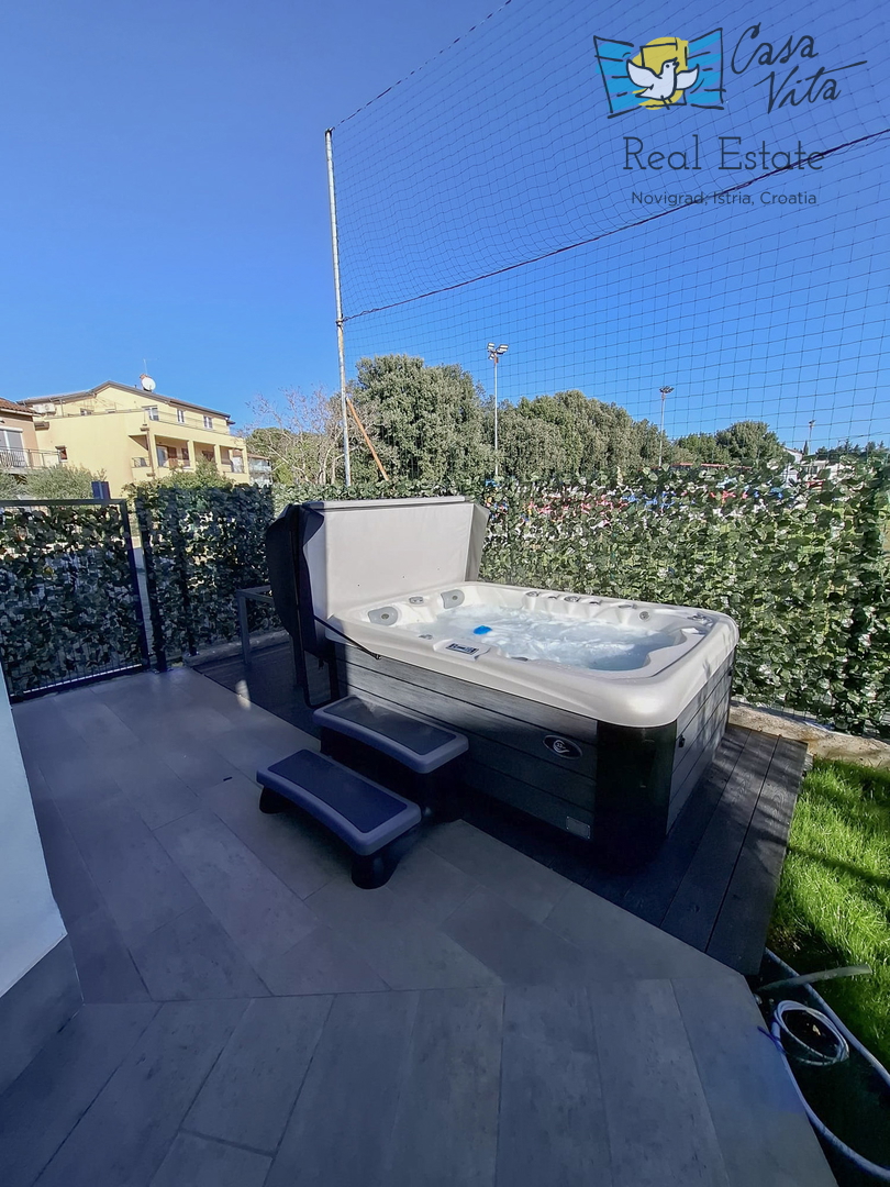 ISTRA, NOVIGRAD - Appartamento al piano terra di un edificio residenziale a 50 m dal mare!