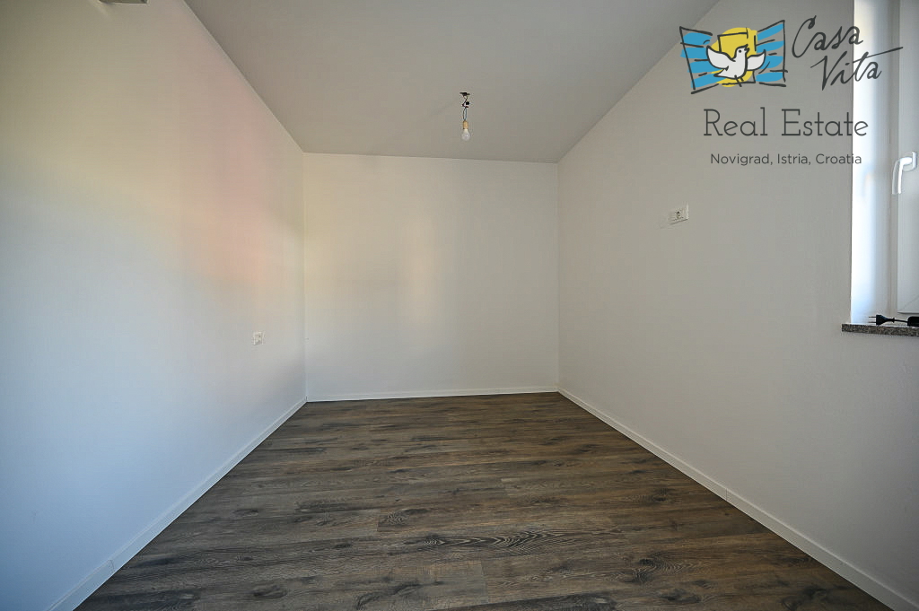 ISTRA, NOVIGRAD - Appartamento al piano terra di un edificio residenziale a 50 m dal mare!