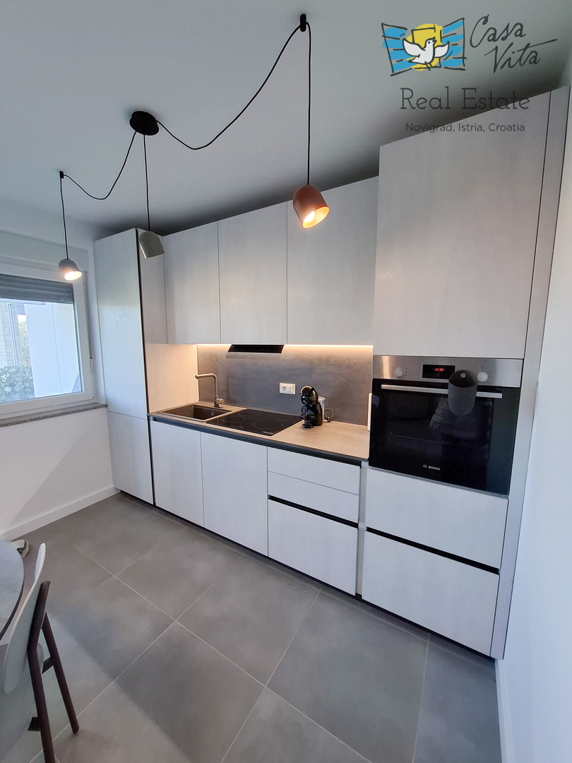 ISTRA, NOVIGRAD - Appartamento al piano terra di un edificio residenziale a 50 m dal mare!