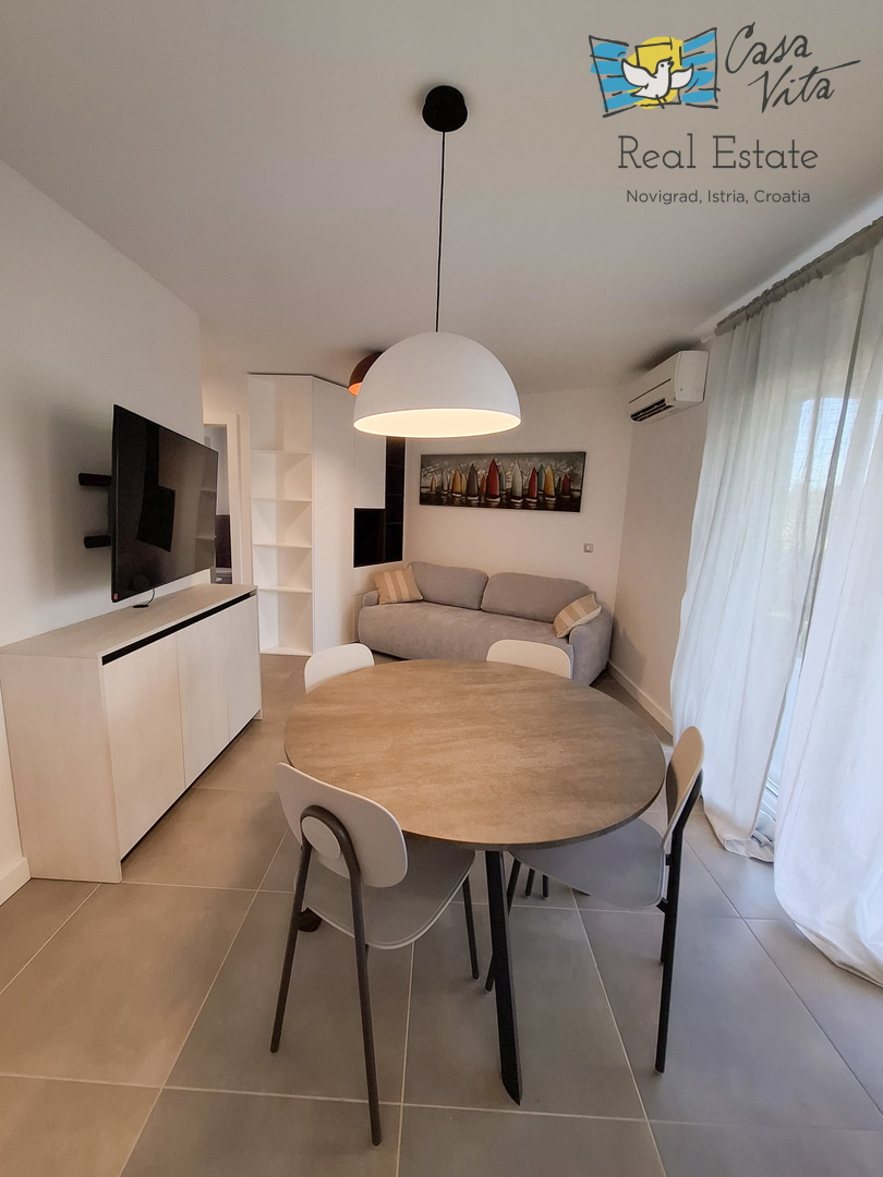 ISTRA, NOVIGRAD - Appartamento al piano terra di un edificio residenziale a 50 m dal mare!