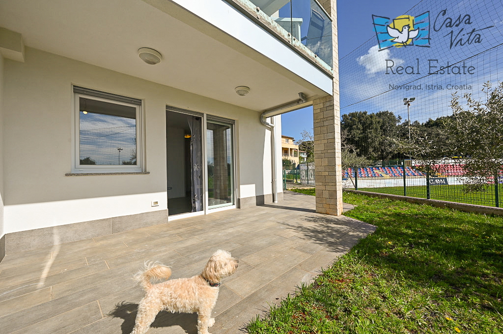 ISTRA, NOVIGRAD - Appartamento al piano terra di un edificio residenziale a 50 m dal mare!