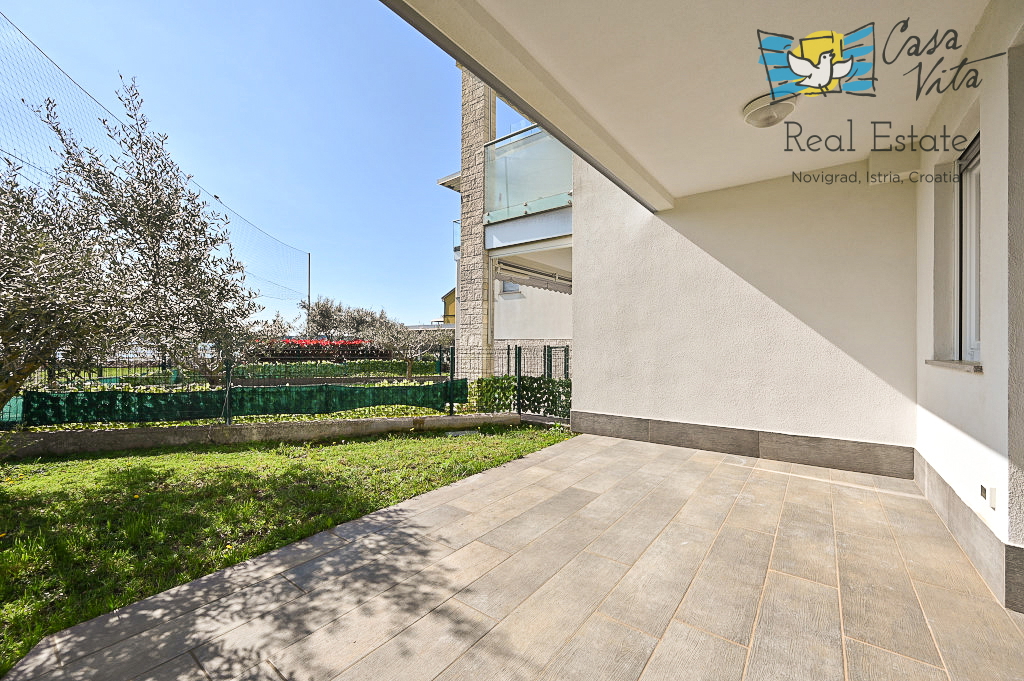 ISTRA, NOVIGRAD - Appartamento al piano terra di un edificio residenziale a 50 m dal mare!